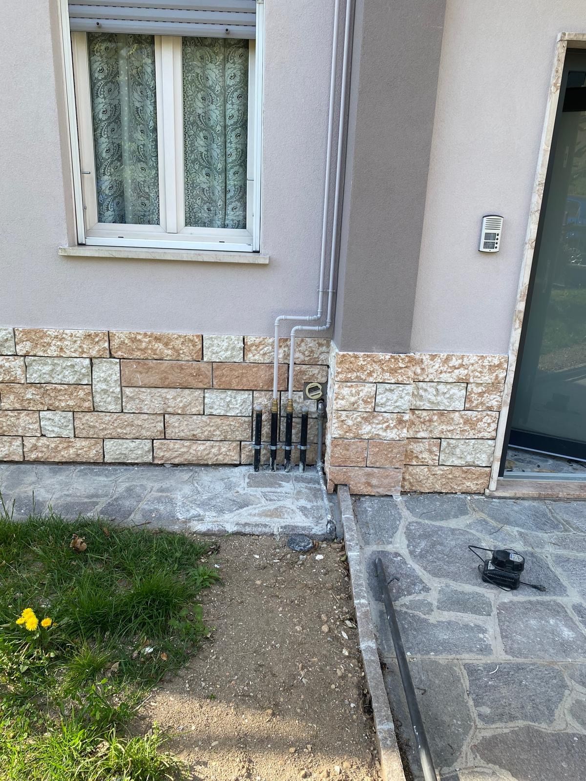 Stacchi gas in polietilene collegati con raccordi in ottone alle tubazioni che risalgono la facciata, a scavo richiuso e pavimentazione ripristinata