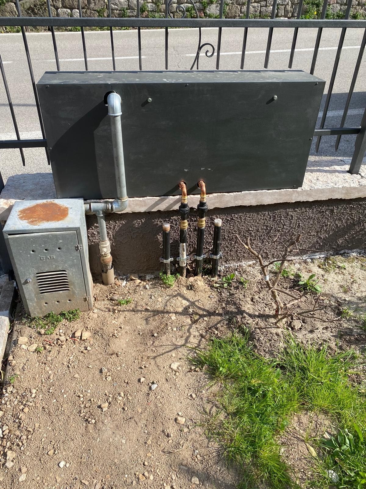 Armadio contatori gas a bordo strada, con tubo in acciaio zincato, raccordi in rame e quattro stacchi in polietilene fissati al muretto